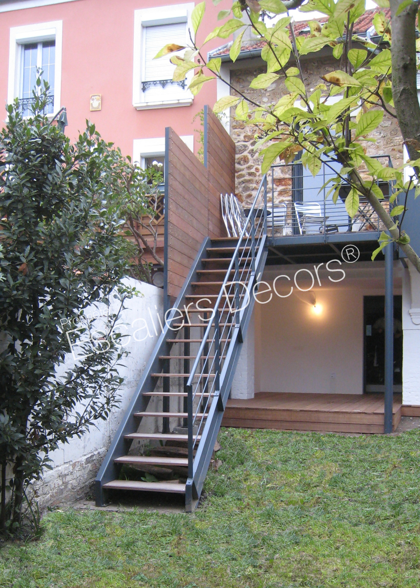 DT108 - Escalier droit extérieur design en métal et bois d'accès à une terrasse pour une maison contemporaine.